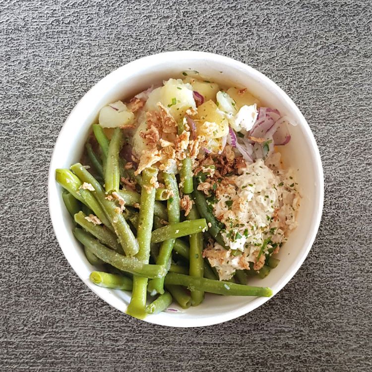 Salade repas - Rillettes de saumon, pommes de terre, haricots verts, oignon frit